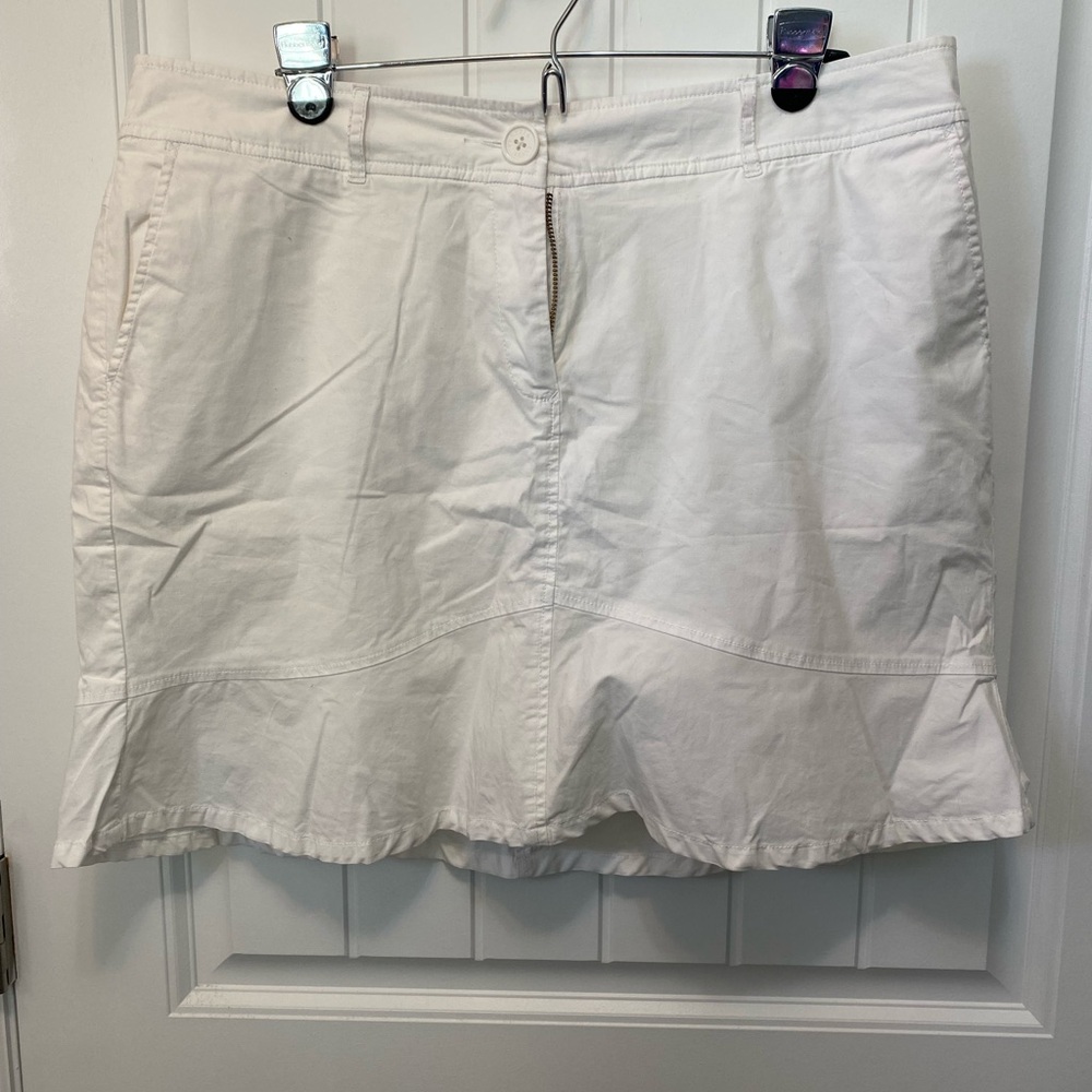 Venezia white ruffle skort. Size 16. Pockets front and back.